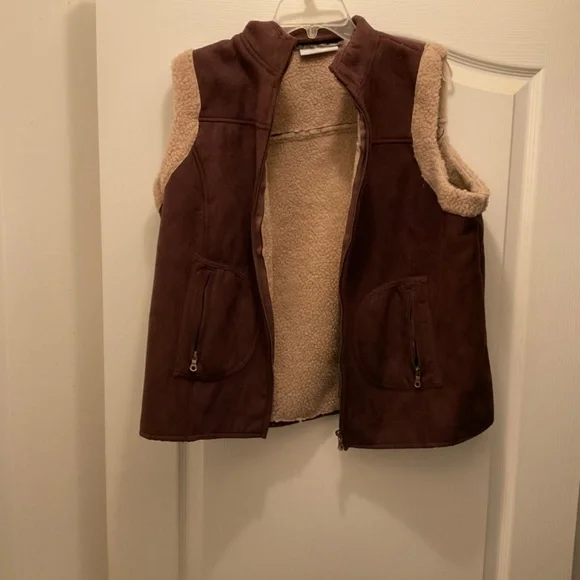 Xl brown suede like with Sherpa like interior zip up vest - Picture 2 of 6